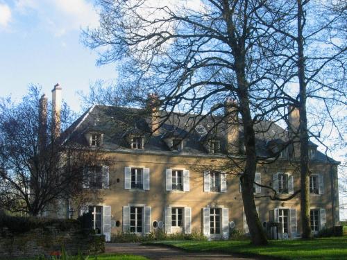 an old house with a tree in front of it at B&B Vassy Etaule in Avallon