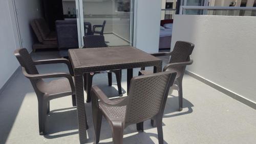 a table and chairs sitting on a balcony at Apartamento El Rodadero con balcón in Gaira