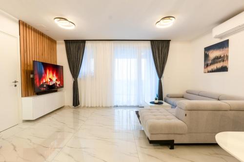 Modern Cityscape 2-Bedroom Terrace apartment