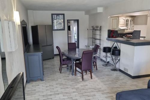 une cuisine et une salle à manger avec une table et des chaises dans l'établissement Naturiste Cap d'Agde Port Nature 544, au Cap d'Agde