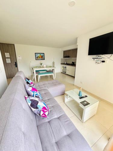 a living room with a couch and a table at Apartamento en Ibagué - parque deportivo, patinodromo in Ibagué