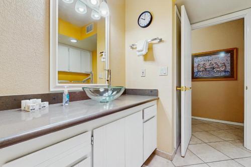 un baño con lavabo y espejo en Castle Rock Serenity, en Sedona