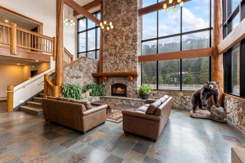 a living room with a bear statue and a fireplace at Breeze Inn Hotel in Seward
