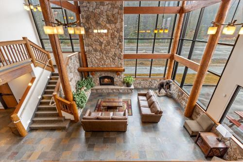 an overhead view of a living room with a fireplace at Breeze Inn Hotel in Seward