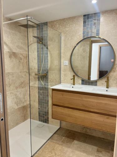 une salle de bain avec un lavabo et un miroir dans l'établissement Appartement Résidence 