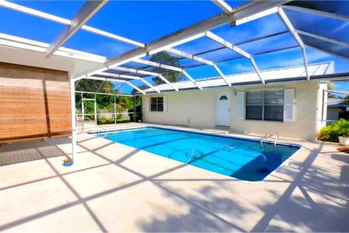 Πισίνα στο ή κοντά στο Remodeled Palm Haven Escape, Movie Room, Backyard