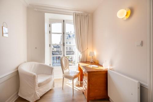 Cette chambre dispose d'un bureau, d'une chaise et d'une fenêtre. dans l'établissement Le Maurice - Vannes centre 4 pers bohème chic, à Vannes
