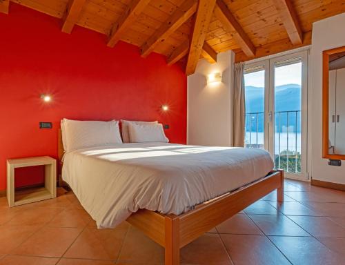 Postel nebo postele na pokoji v ubytování Mansarda Luce di lago