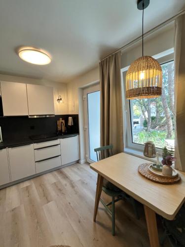 cocina y comedor con mesa y ventana en Bungalow Green Forest, en Benz