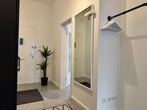 a hallway with a mirror and a light on a wall at Modernes Apartment 6 Personen Zentral 65qm WLAN gehobene Ausstattung in Hannover