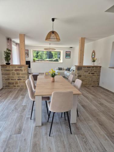 une salle à manger avec une table et des chaises en bois dans l'établissement Charmante longère dans le Morbihan pour 6 personnes, à Brech