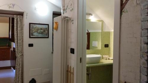 Et badeværelse på Le Case del Libro Verde Acino d'Uva