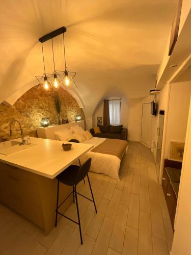 une chambre d'hôtel avec un lit, une cuisine et un évier dans l'établissement Studio de Charme au Suquet, à Cannes