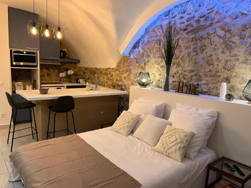 une chambre avec un grand lit et une cuisine dans l'établissement Studio de Charme au Suquet, à Cannes