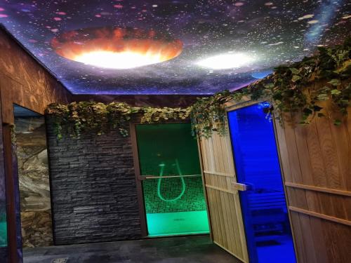 a room with a blue and green door and a ceiling at Majestic Wellness Center in Brussels