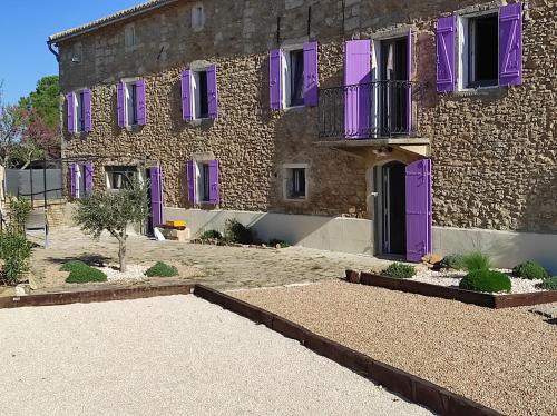 MAS ENTIEREMENT RENOVE, à SALAZAC, Le Mas des Deux Vallées, 4 CHAMBRES, 8 personnes avec Piscine privée