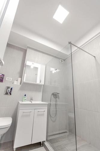 a bathroom with a shower and a sink at Sea vibes-Mamaia Nord in Năvodari