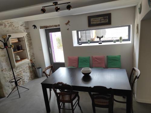 une salle à manger avec une table et un canapé dans l'établissement MAS ENTIEREMENT RENOVE, à SALAZAC, Le Mas des Deux Vallées, 4 CHAMBRES, 8 personnes avec Piscine privée, à Salazac