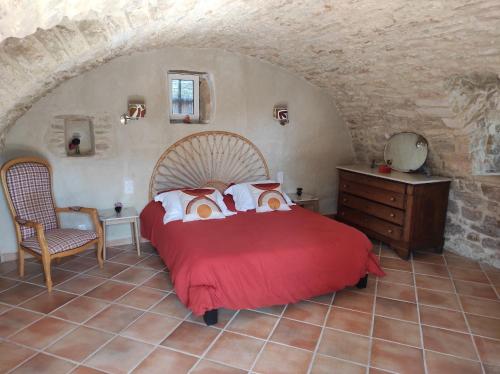 Postel nebo postele na pokoji v ubytování MAS ENTIEREMENT RENOVE, à SALAZAC, Le Mas des Deux Vallées, 4 CHAMBRES, 8 personnes avec Piscine privée