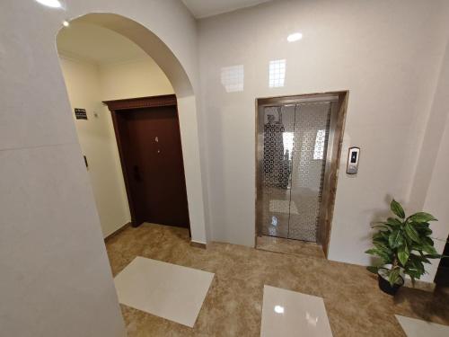 un pasillo vacío con una puerta y una maceta en شقة خاصة بالدمام-Manazil Lina-Private apartment, en Dammam