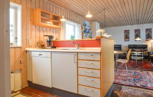 Two-Bedroom Holiday Home In Pandrupにあるキッチンまたは簡易キッチン