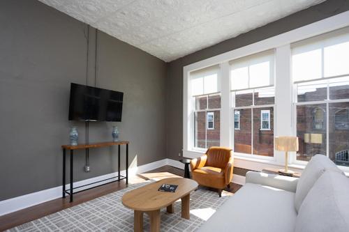 ein Wohnzimmer mit einer weißen Couch und einem Tisch in der Unterkunft The Harriss in Wilson