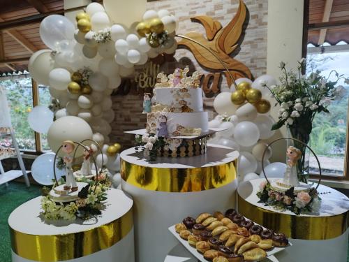 a dessert table with a wedding cake and balloons at Eco Arazzá in Mera