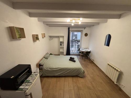 - une chambre avec un lit et un bureau avec une imprimante dans l'établissement Charmant Studio Montpellier hypercentre, à Montpellier