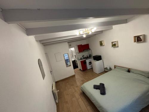 Cette chambre comprend un lit et une cuisine. dans l'établissement Charmant Studio Montpellier hypercentre, à Montpellier