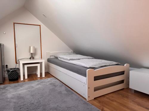Letto o letti in una camera di Hotel NOCLEGI WRZOSOWA Siedlce