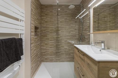a bathroom with a sink and a shower at La maisoun d'odette in Mérenvielle