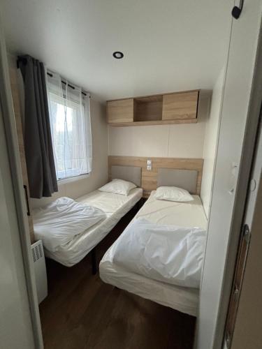 Mobilhomes Quiberon Camping Conguel - Bord de Merにあるベッド