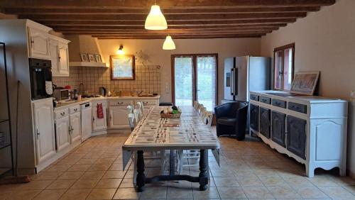 Kuchyň nebo kuchyňský kout v ubytování Les 2 étangs de la Foulonnerie - Gîtes