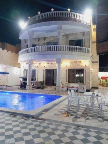 Piscina a الزئبق فارم o a prop