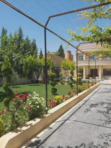 Jardí fora de الزئبق فارم