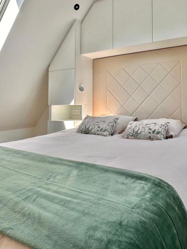 - une chambre avec un grand lit et un tapis vert dans l'établissement Le Clos de la Côte Sauvage, à Piriac-sur-Mer