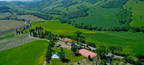an aerial view of a house in a green field at Agriturismo il Palagetto in Pomarance