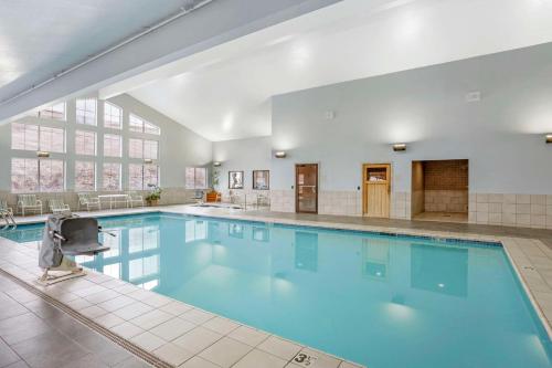 a large swimming pool with blue water at Best Western Plus Grant Creek Inn in Missoula