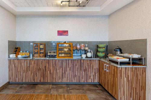 a kitchen with a counter in a room at Best Western Plus Grant Creek Inn in Missoula
