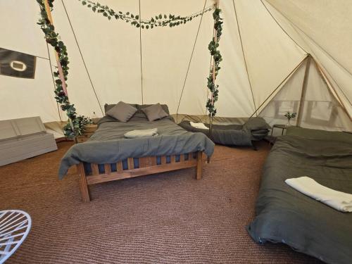 Posezení v ubytování Aldwark Bridge Glamping - Aurora Tent