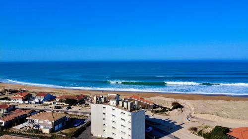 une vue aérienne d'une plage et de l'océan dans l'établissement Ocean SPOT, Vue sur la mer, Vacance Famille, Parking, Surf, 4P, à Hossegor