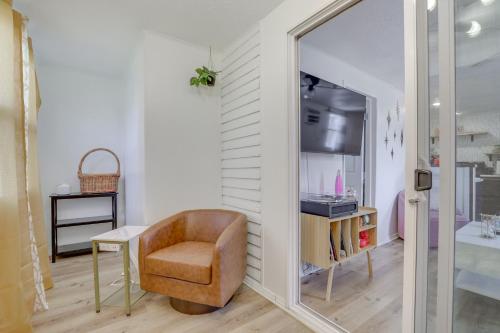 ein Wohnzimmer mit einem Stuhl und einem Spiegel in der Unterkunft Walk to Memorial Stadium Family Home with Patio in Lincoln