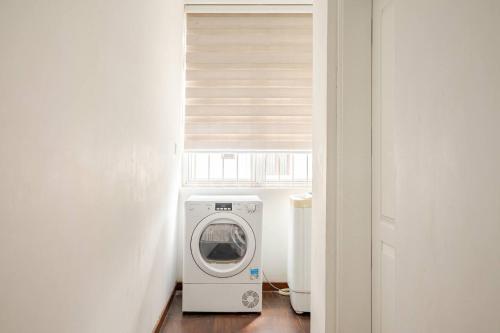a washer and dryer in a small room at Spacious Eco Guest House Colombo in Sri Jayewardenepura Kotte