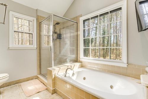 Ένα μπάνιο στο Private Hot Tub and Deck Family Gem in Alpharetta