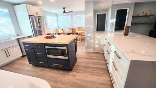フォートマイヤーズビーチにある1 Block To Beach - Fully Upgraded Spacious & Quietの電子レンジ付きの島のあるキッチンが備わります。