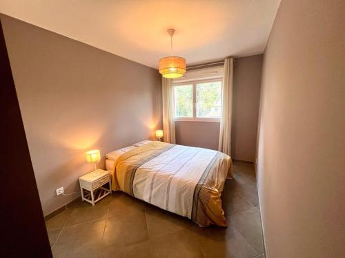 - une chambre avec un lit, une fenêtre et 2 lampes dans l'établissement Beautiful 2-bedroom for 4 people with terrace, à La Celle-sous-Gouzon