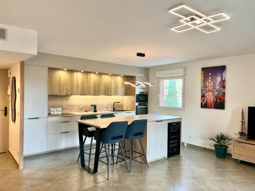 une cuisine avec une table et des chaises dans l'établissement Beautiful 2-bedroom for 4 people with terrace, à La Celle-sous-Gouzon