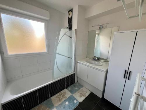 une salle de bain blanche avec un lavabo et une douche dans l'établissement Beautiful 2-bedroom for 4 people with terrace, à La Celle-sous-Gouzon