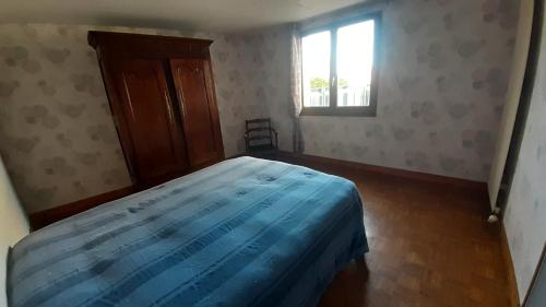 une chambre avec un lit et une fenêtre dans l'établissement Oiseau Bleu, à Dieppe