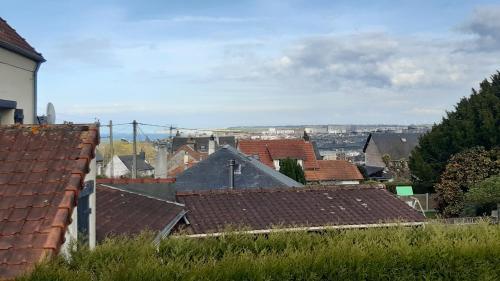 - une vue sur les toits des maisons d'une ville dans l'établissement Oiseau Bleu, à Dieppe
